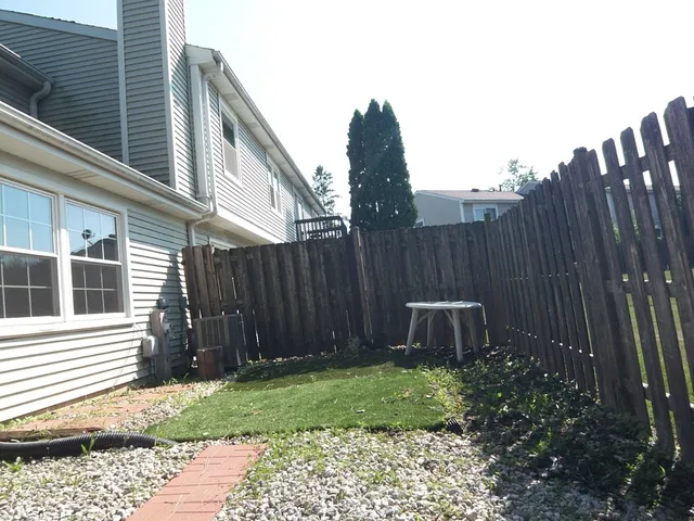 $300,000 | 1925 Georgetown Lane, Hoffman Estates, IL 60169