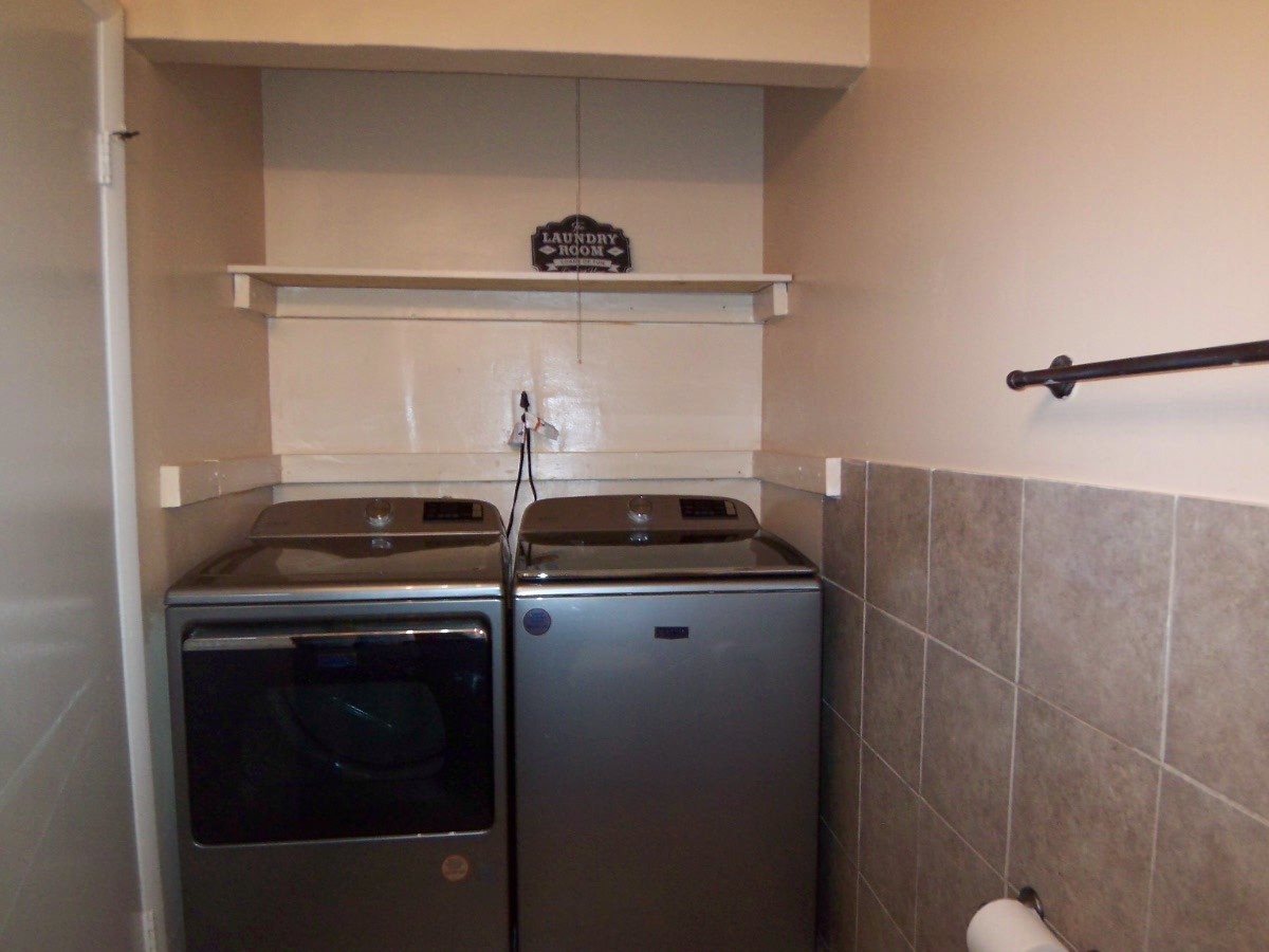 1925 Georgetown Lane Hoffman Estates, IL 60169 - Photo 10 of 29 a close view of a stove in the kitchen