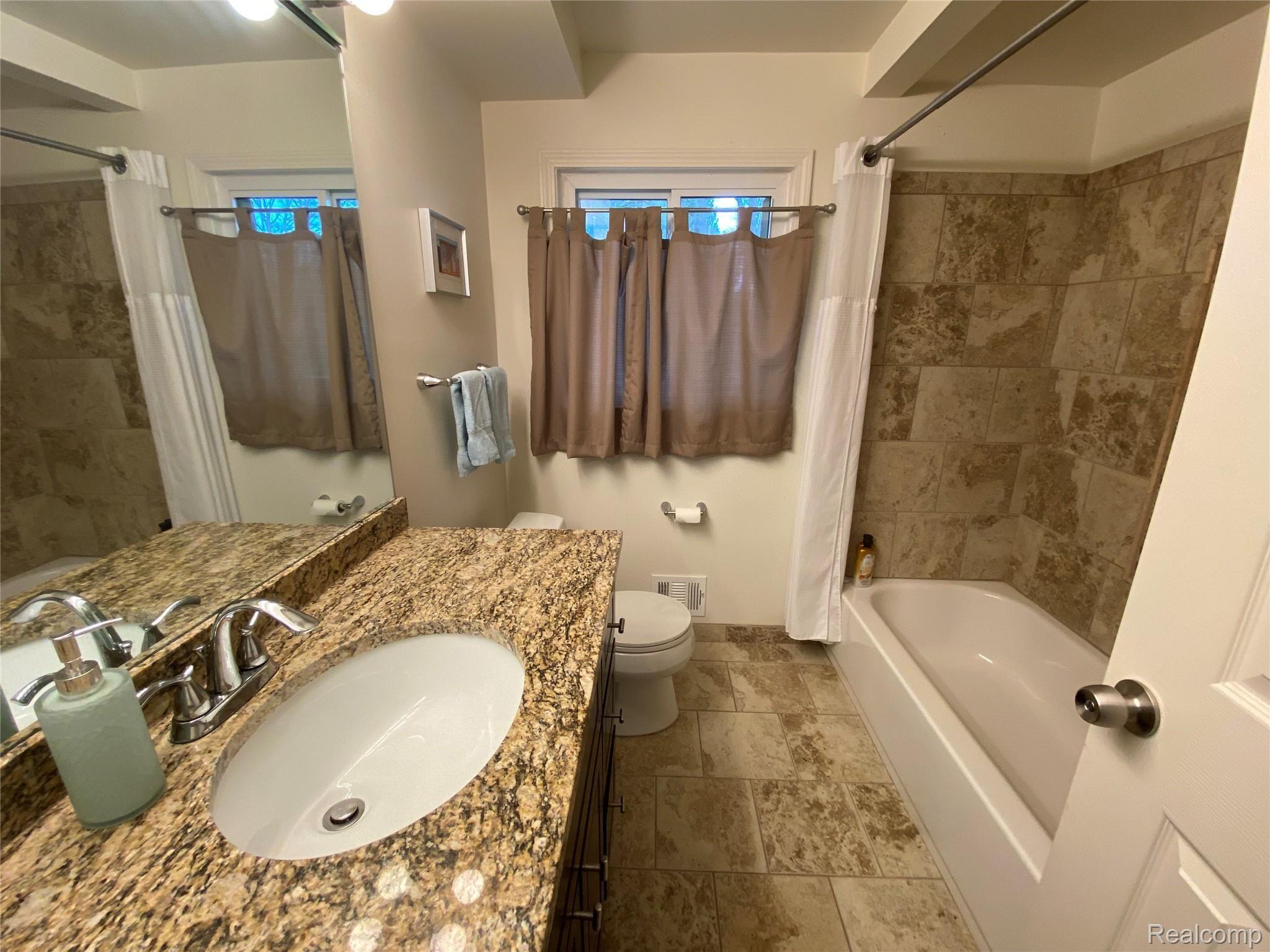 1919 Ansal Drive Rochester, MI 48309 - Photo 23 of 36 Updated main full bath