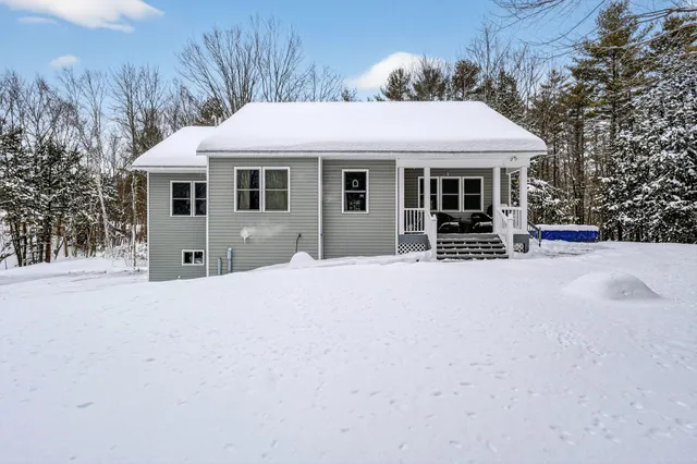 $549,000 | 1525 Roosevelt Trail, Raymond, ME 04071