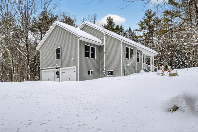 $549,000 | 1525 Roosevelt Trail, Raymond, ME 04071