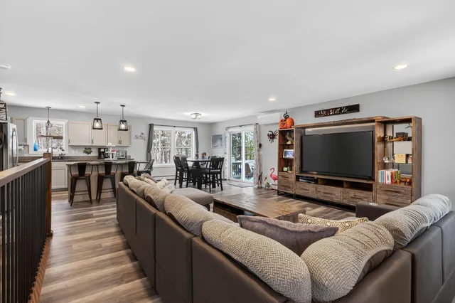 $549,000 | 1525 Roosevelt Trail, Raymond, ME 04071