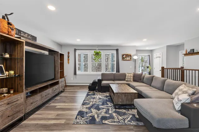 $549,000 | 1525 Roosevelt Trail, Raymond, ME 04071