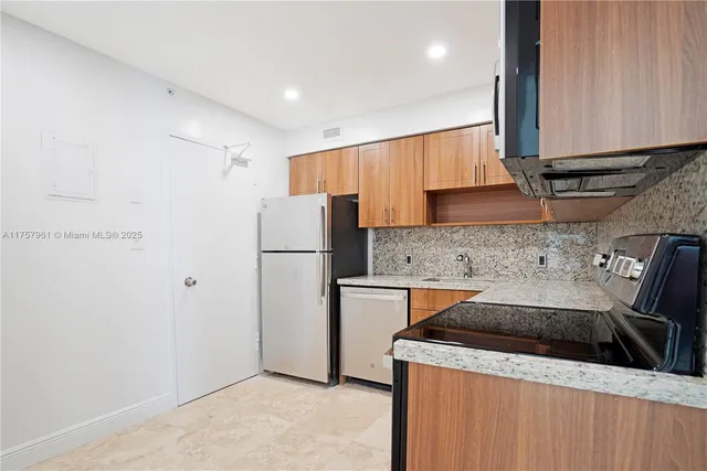 $4,550 | 5101 Collins Avenue, Unit 14G, Miami Beach, FL 33140