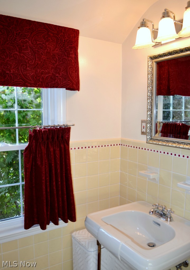 3530 Stoer Road Shaker Heights, OH 44122 - Photo 19 of 25 Full bathroom on the second floor with window facing back yard