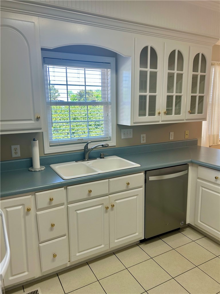 116 Buttercup Trail Anderson, SC 29621 - Photo 10 of 49 This kitchen offers a practical layout and plenty of cabinet space.