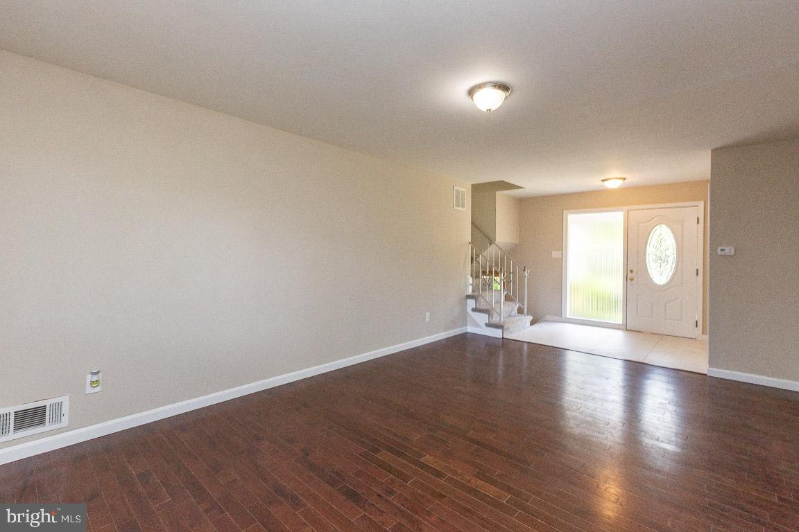 813 Lowander Lane Silver Spring, MD 20901 - Photo 2 of 25 Living room