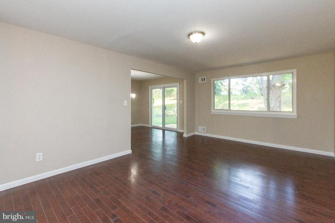 813 Lowander Lane Silver Spring, MD 20901 - Photo 3 of 25 Living room