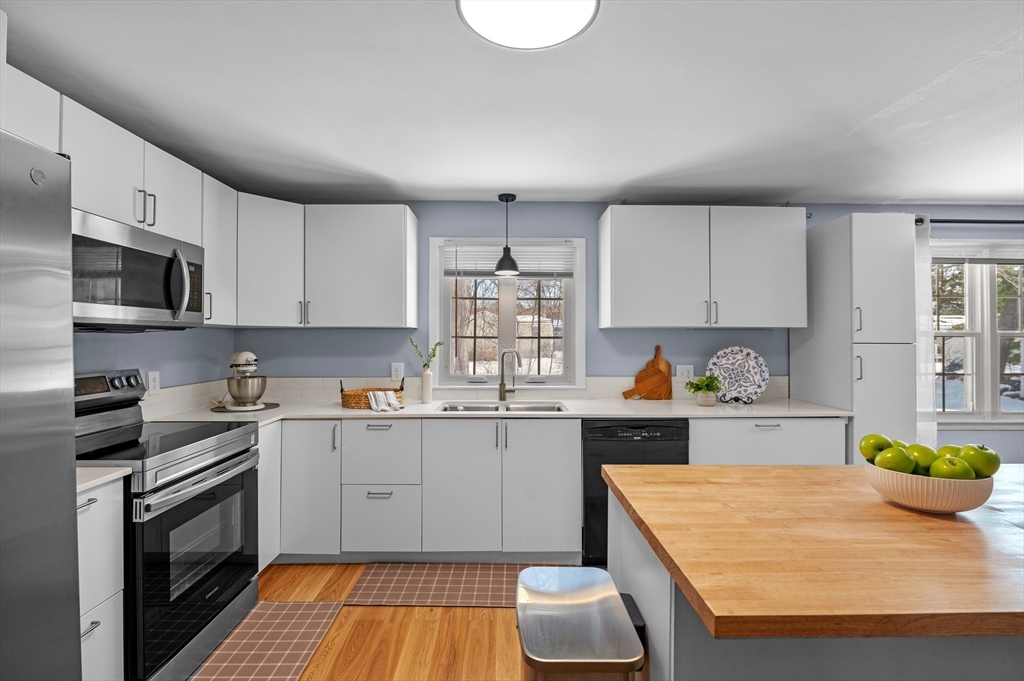 129 Moody Street North Andover, MA 01845 - Photo 4 of 42