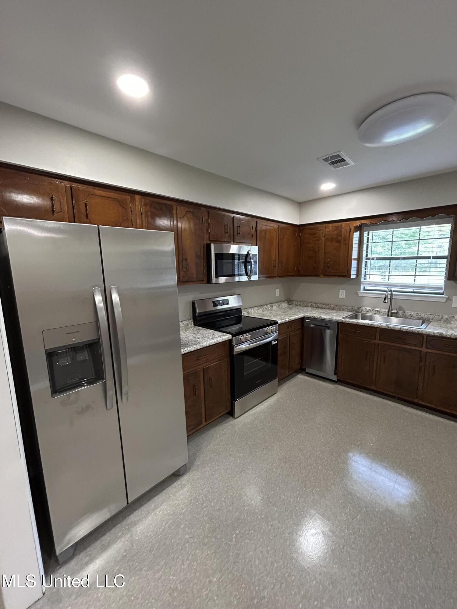 1004 Telly Road, Unit A Picayune, MS 39466 - Photo 3 of 8 IMG_2142