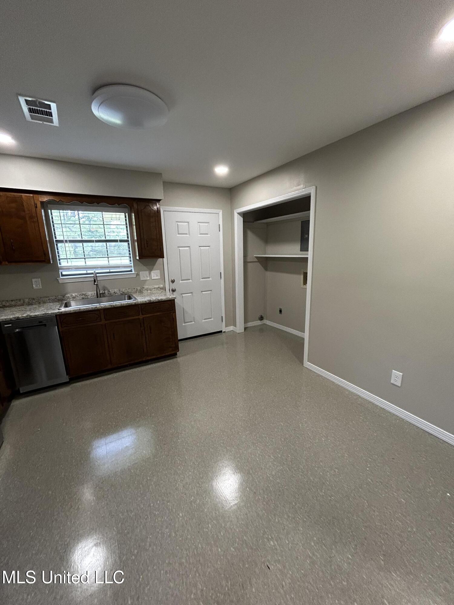 1004 Telly Road, Unit A Picayune, MS 39466 - Photo 4 of 8 IMG_2143