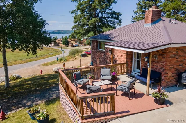 a view of outdoor space yard and front view of a house