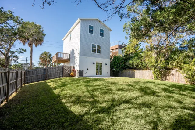 a view of a back yard