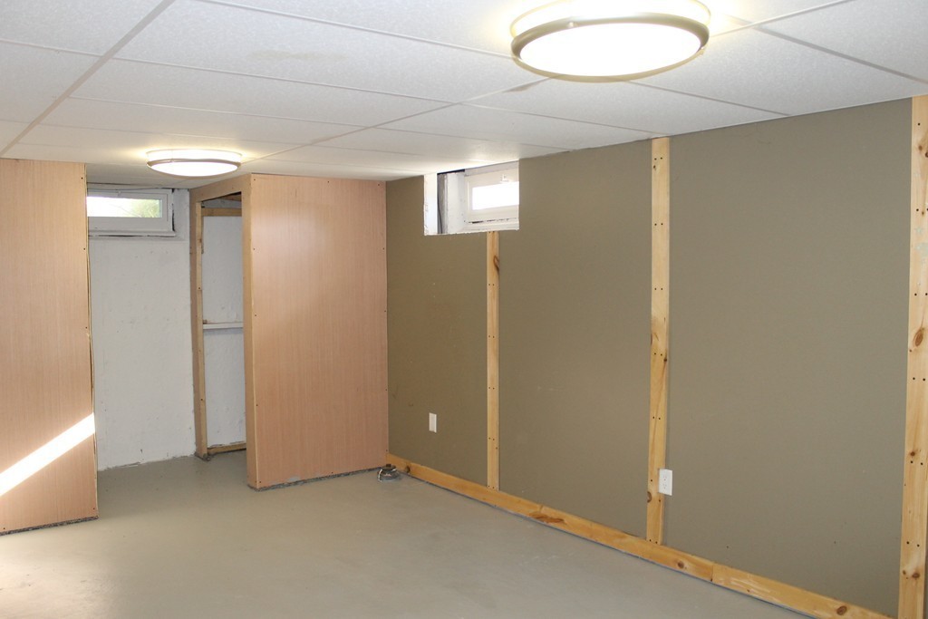 377 Stapleton Road Springfield, MA 01109 - Photo 13 of 17 a view of an empty room and window