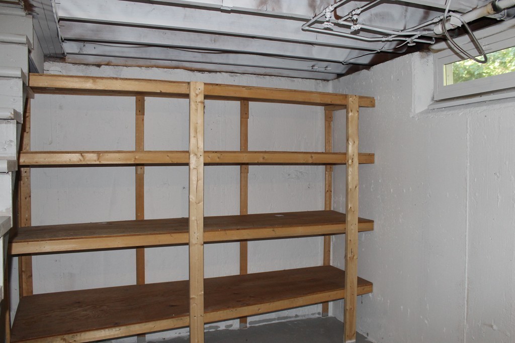 377 Stapleton Road Springfield, MA 01109 - Photo 14 of 17 a view of a small room