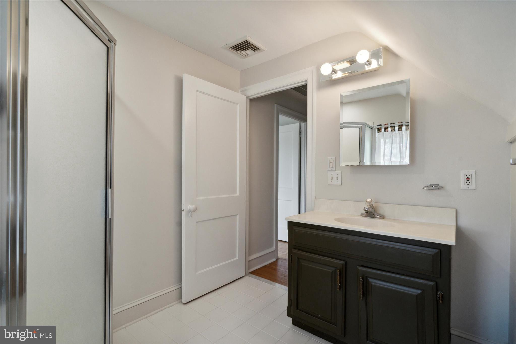 100 Vista Road Jenkintown, PA 19046 - Photo 17 of 24 Full bathroom