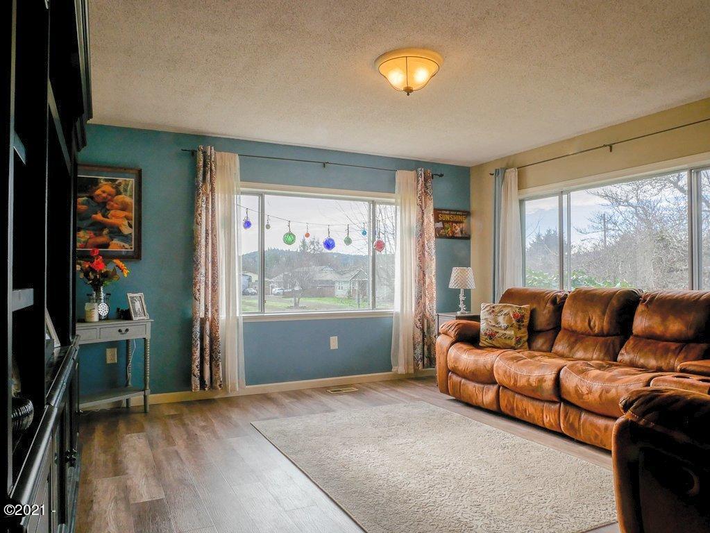 152 Northwest Grinstead Street Siletz, OR 97380 - Photo 2 of 30 Living Room