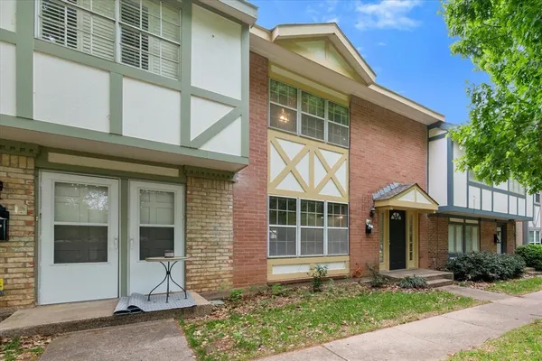 $2,000 | 376 Westview Terrace, Arlington, TX 76013