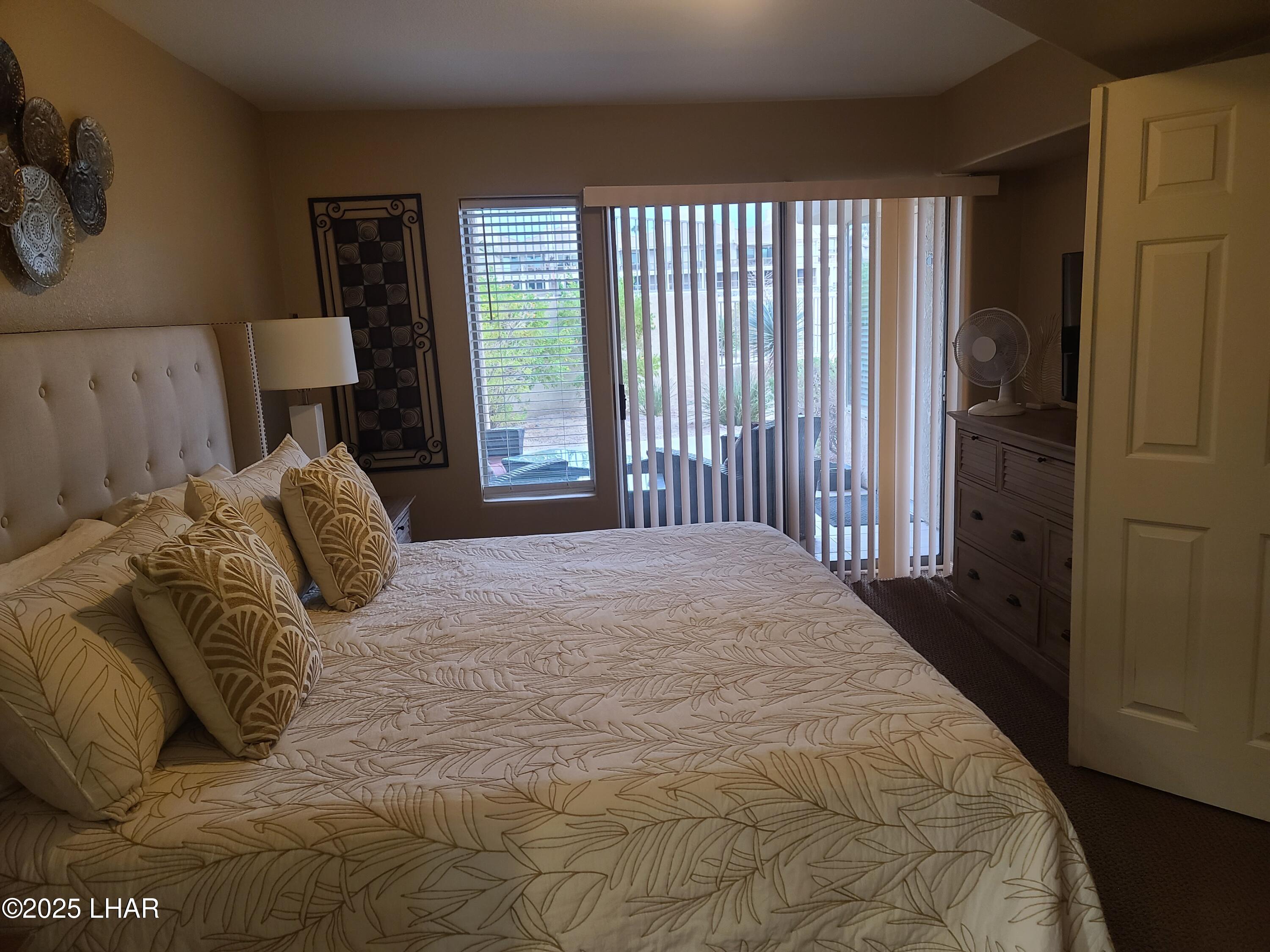94 London Bridge Road, Unit 108 Lake Havasu City, AZ 86403 - Photo 19 of 38 a bedroom with a bed and a window