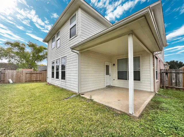 a view of a house with backyard