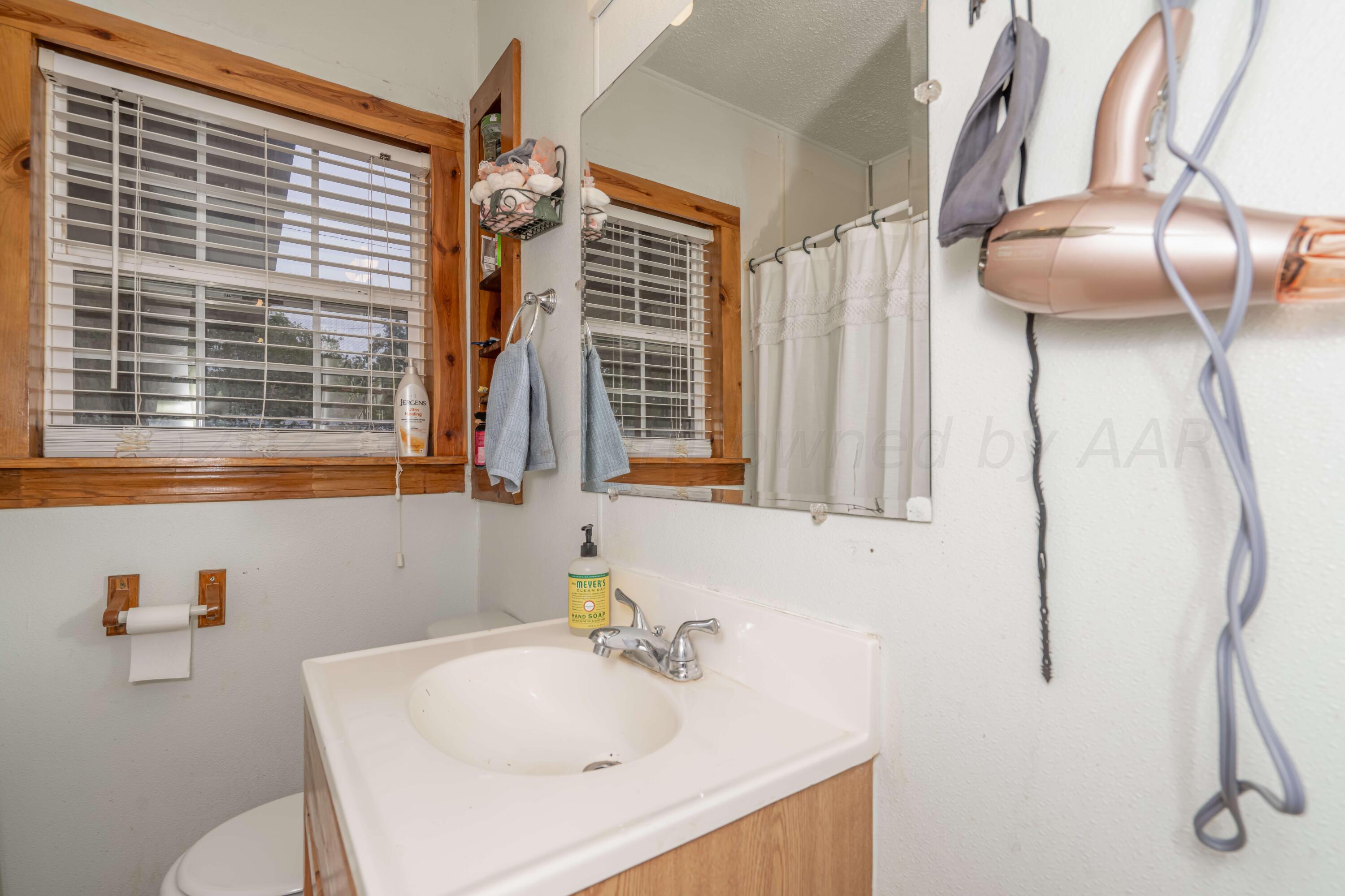 1518 Poplar Street Amarillo, TX 79107 - Photo 23 of 24 1518 Poplar-23 BATHROOM
