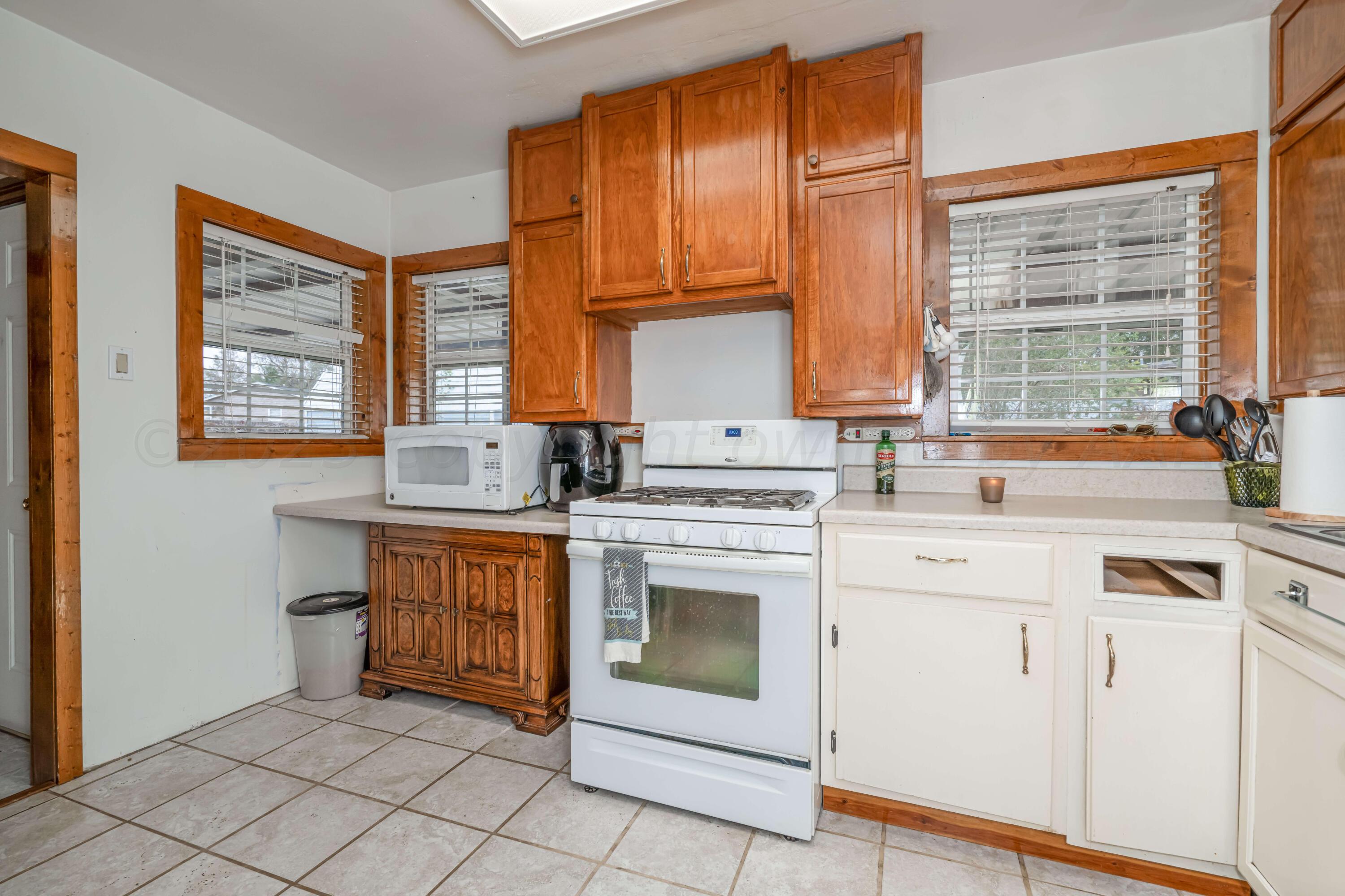 1518 Poplar Street Amarillo, TX 79107 - Photo 9 of 24 1518 Poplar-9 KITCHEN