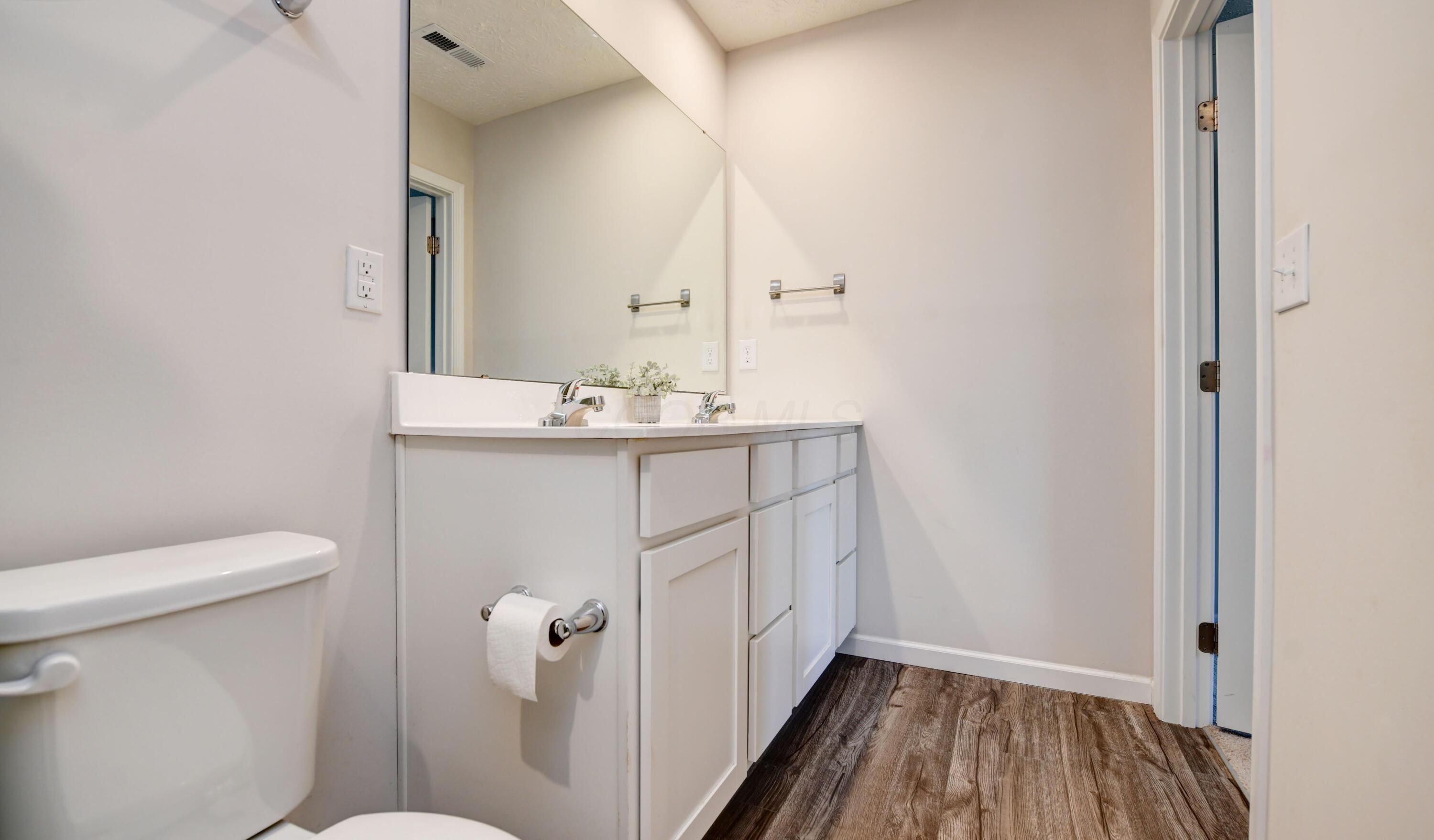 4297 Salt Spring Lane Columbus, OH 43207 - Photo 20 of 34 En Suite Bath (2)