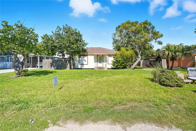 a view of house with a big yard