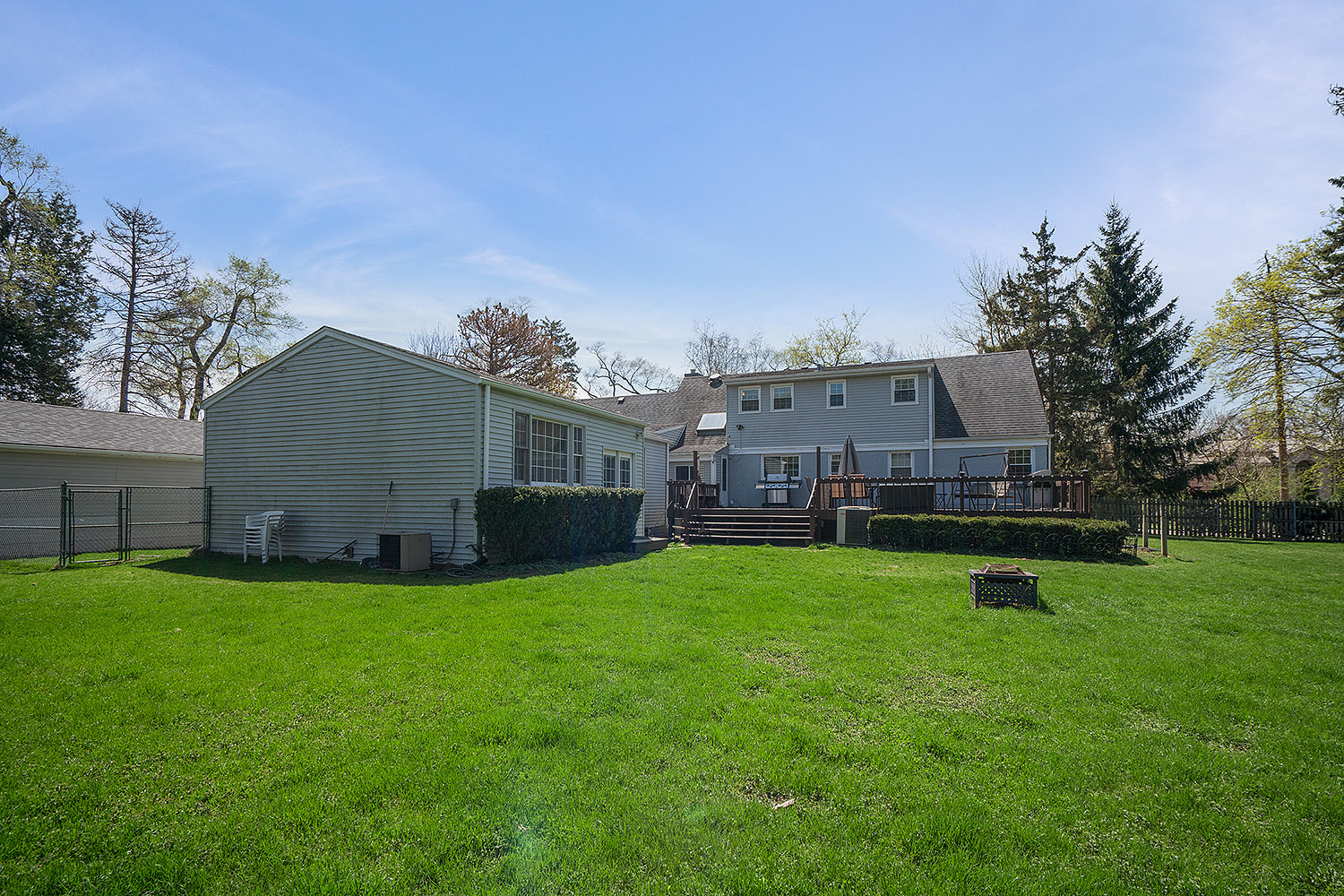 3220 Techny Road Northbrook, IL 60062 - Photo 36 of 37 a backyard of a house with table and chairs