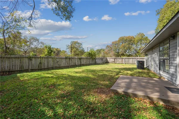 a view of a yard with a house