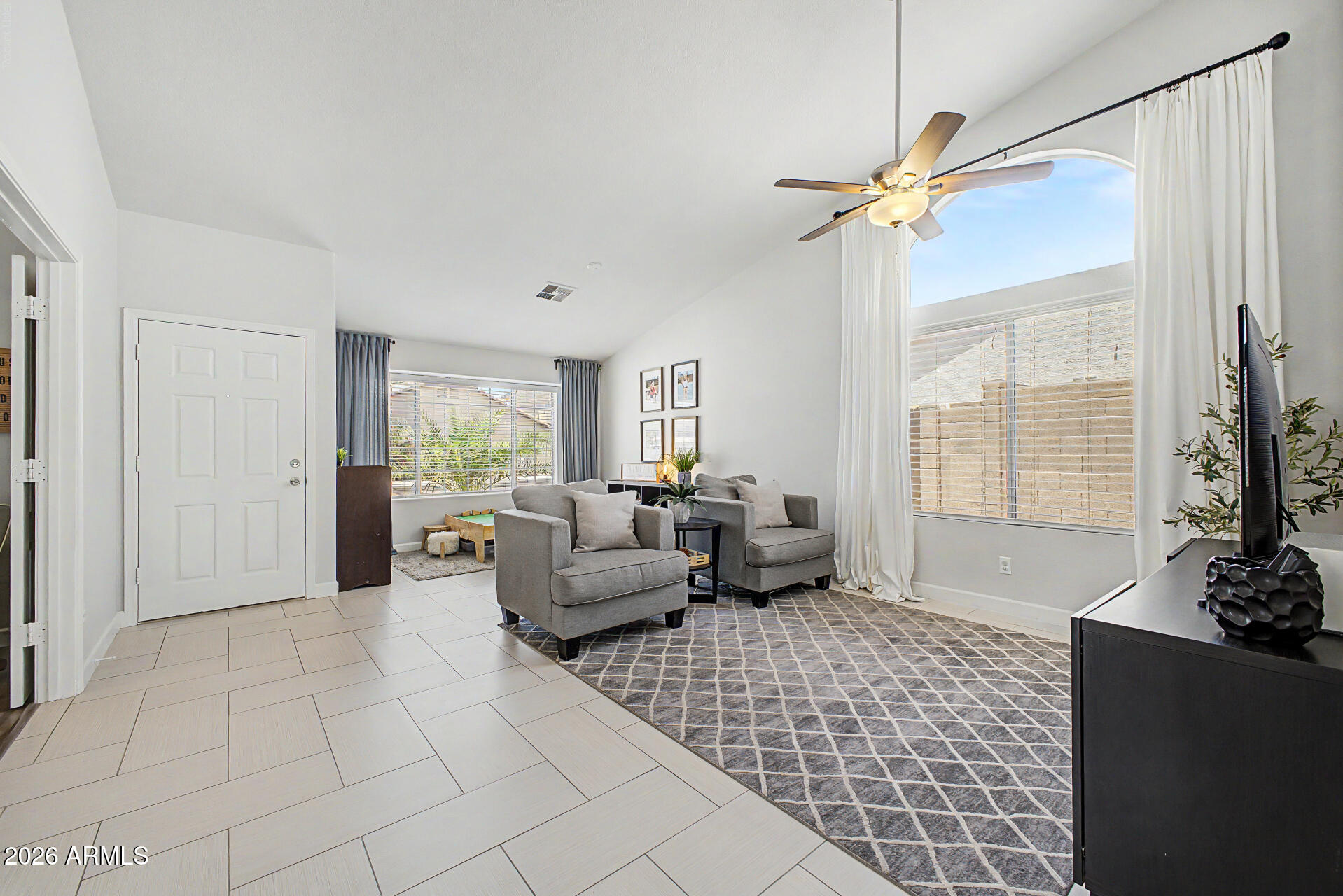 5975 West Alameda Road Glendale, AZ 85310 - Photo 7 of 49 Living room