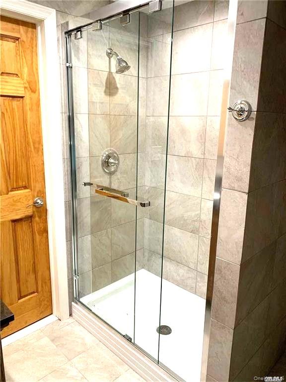 154 Kingfisher Road Levittown, NY 11756 - Photo 17 of 20 a bathroom with a glass shower door