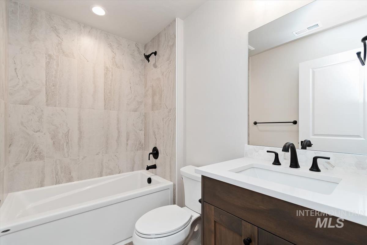 2147 East Blakehurst Avenue Kuna, ID 83634 - Photo 29 of 43 Full bath featuring vanity and washtub / shower combination