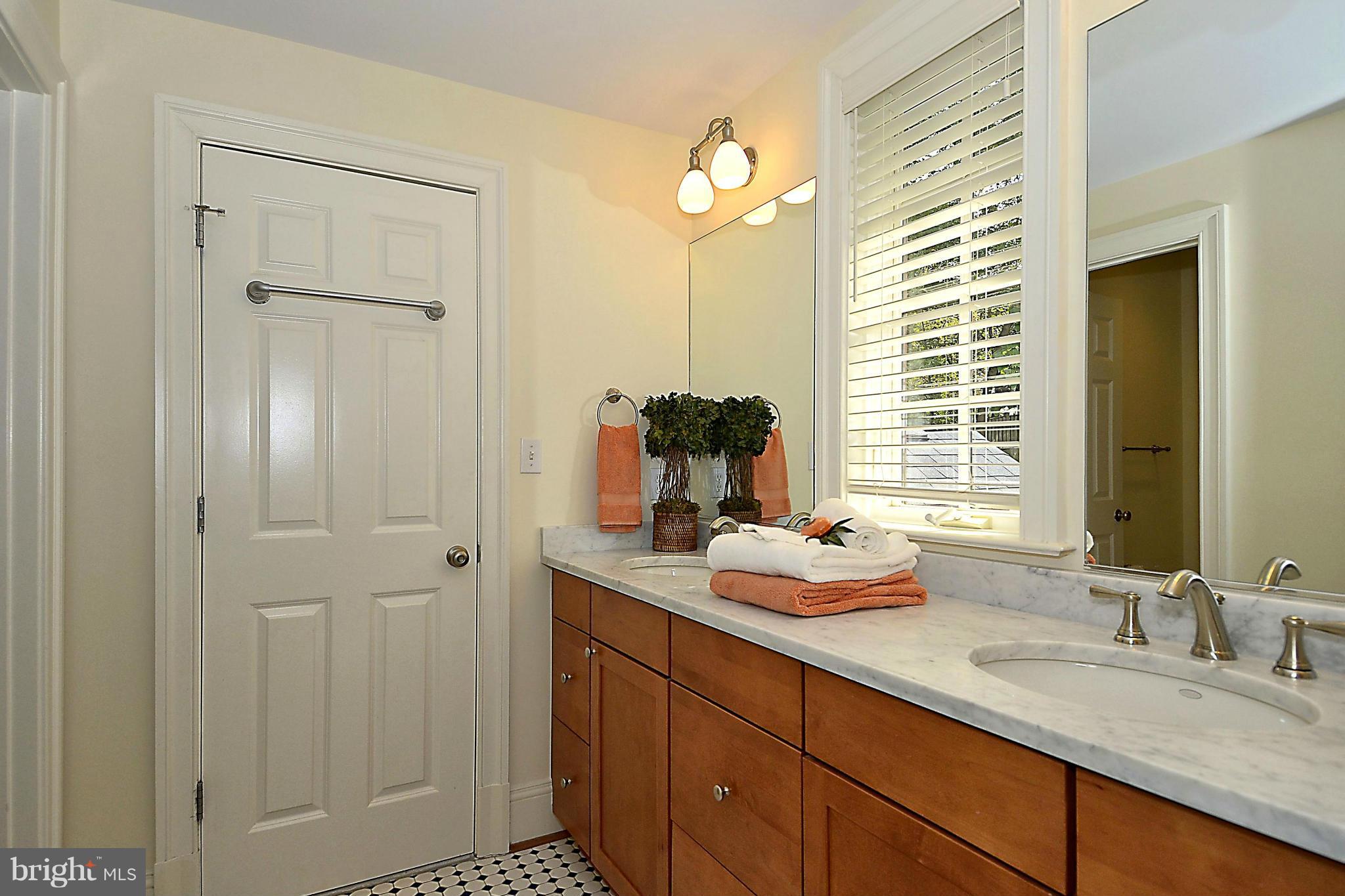 6210 Winnebago Road Bethesda, MD 20816 - Photo 18 of 30 Dual-Entry Bath