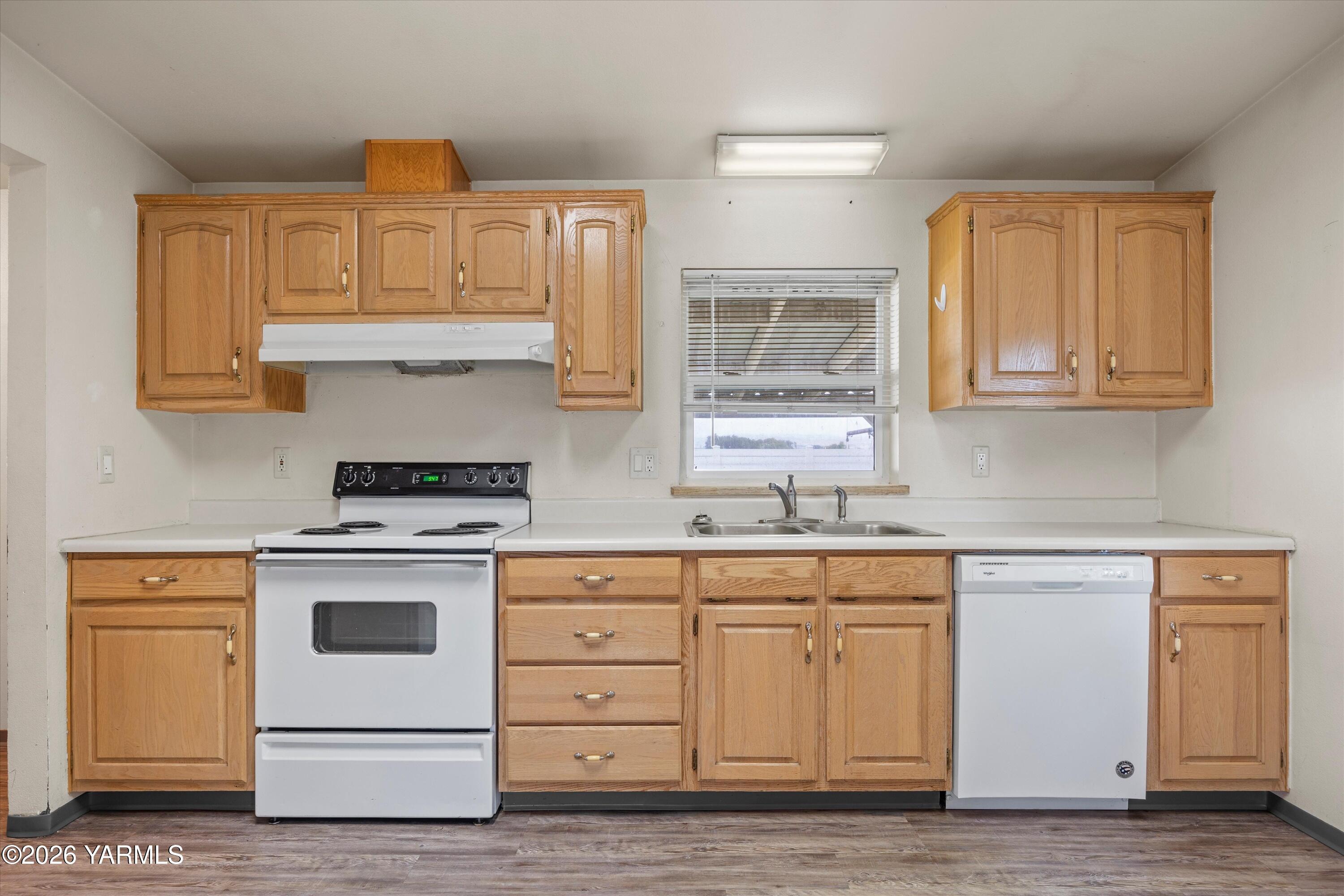 279 Carlsonia Road Zillah, WA 98953 - Photo 10 of 23 Kitchen