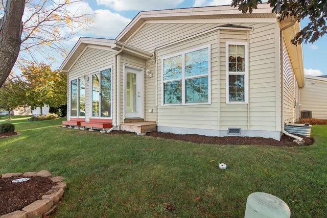 $327,000 | 328 Legacy Court, Grayslake, IL 60030