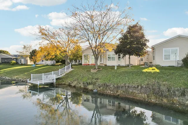 $327,000 | 328 Legacy Court, Grayslake, IL 60030