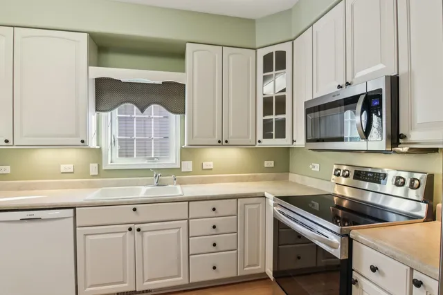 $327,000 | 328 Legacy Court, Grayslake, IL 60030