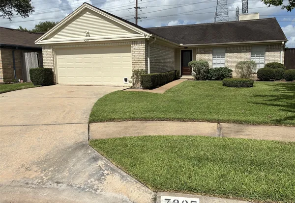 $2,250 | 3207 East Heatherock Circle, Sugar Land, TX 77479