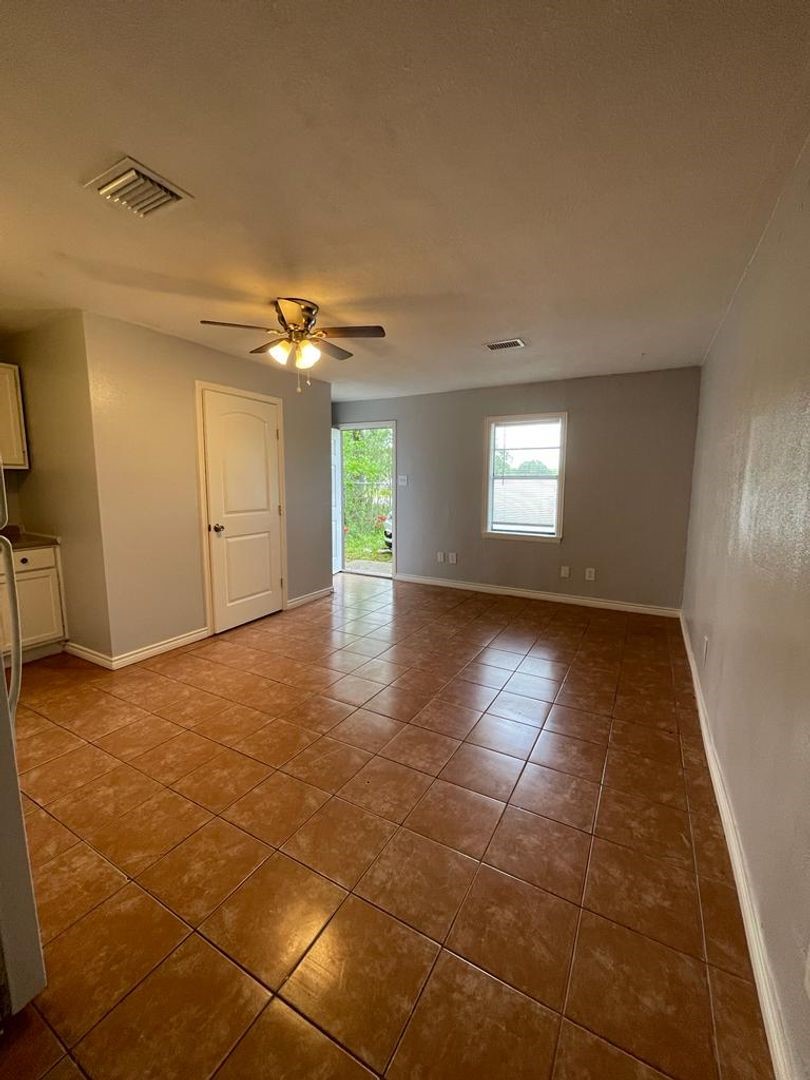 306 Lake Road La Marque, TX 77568 - Photo 3 of 11