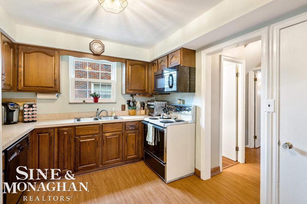 1694 Newcastle Road Grosse Pointe Woods, MI 48236 - Photo 10 of 41