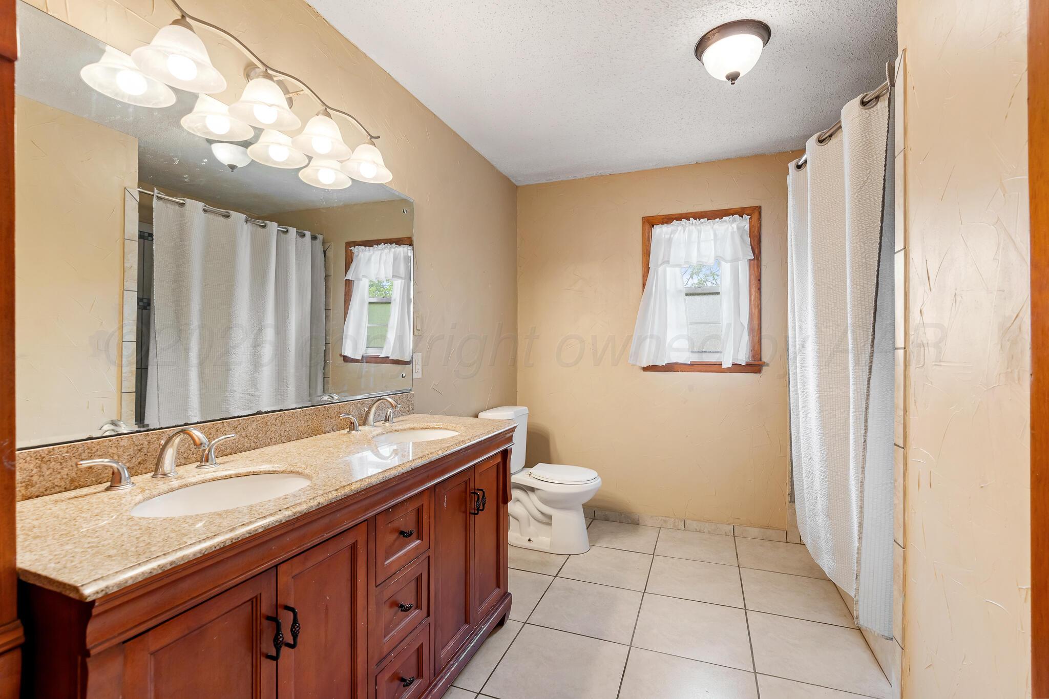 302 Tansy Street Borger, TX 79007 - Photo 11 of 19 Main Bathroom
