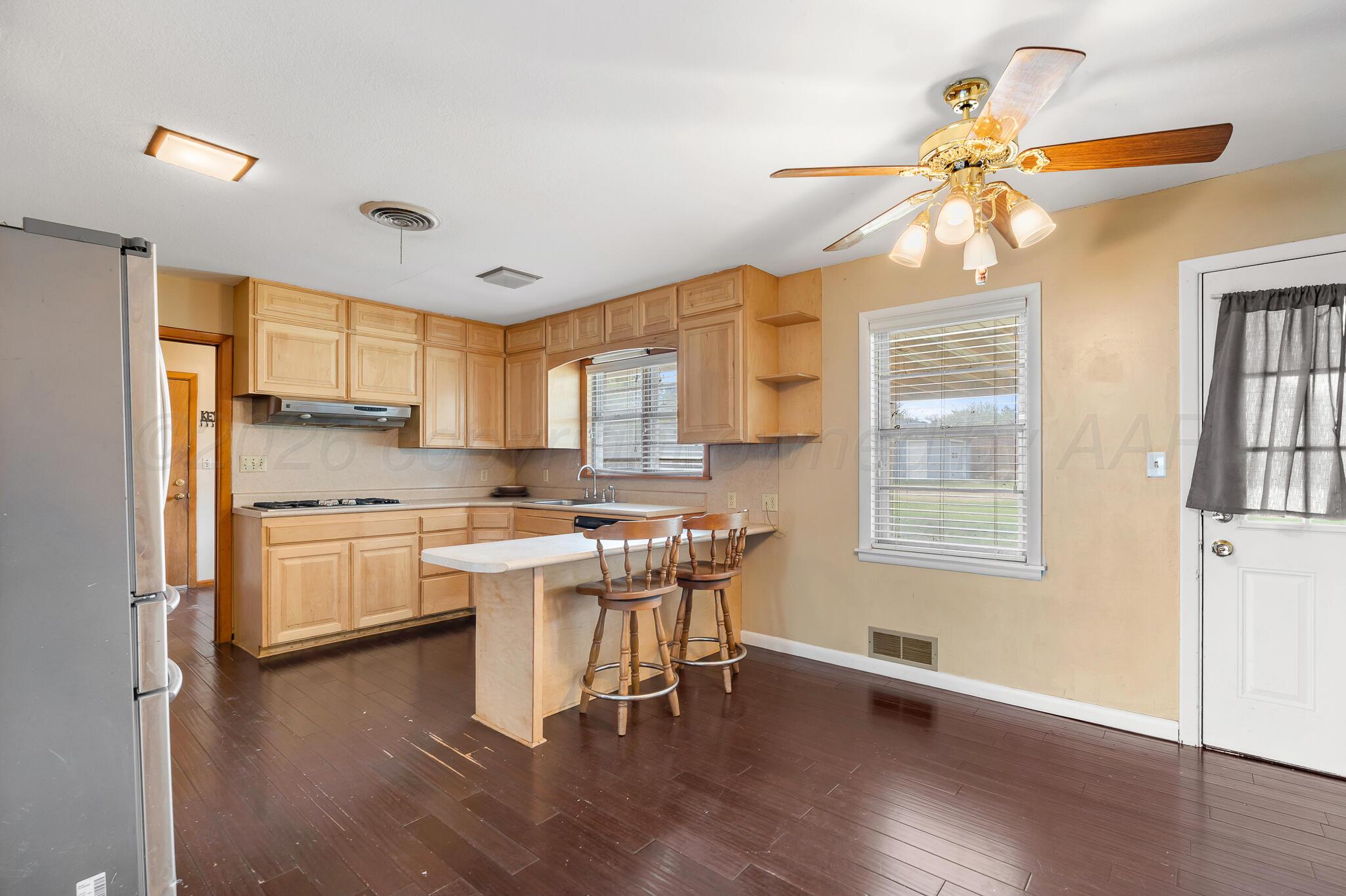 302 Tansy Street Borger, TX 79007 - Photo 8 of 19 Kitchen/Dining Area