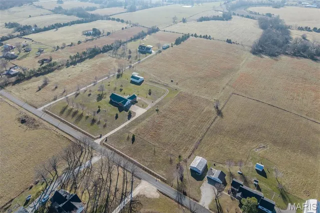 $575,000 | 23598 Falcon Road, Lebanon, MO 65536