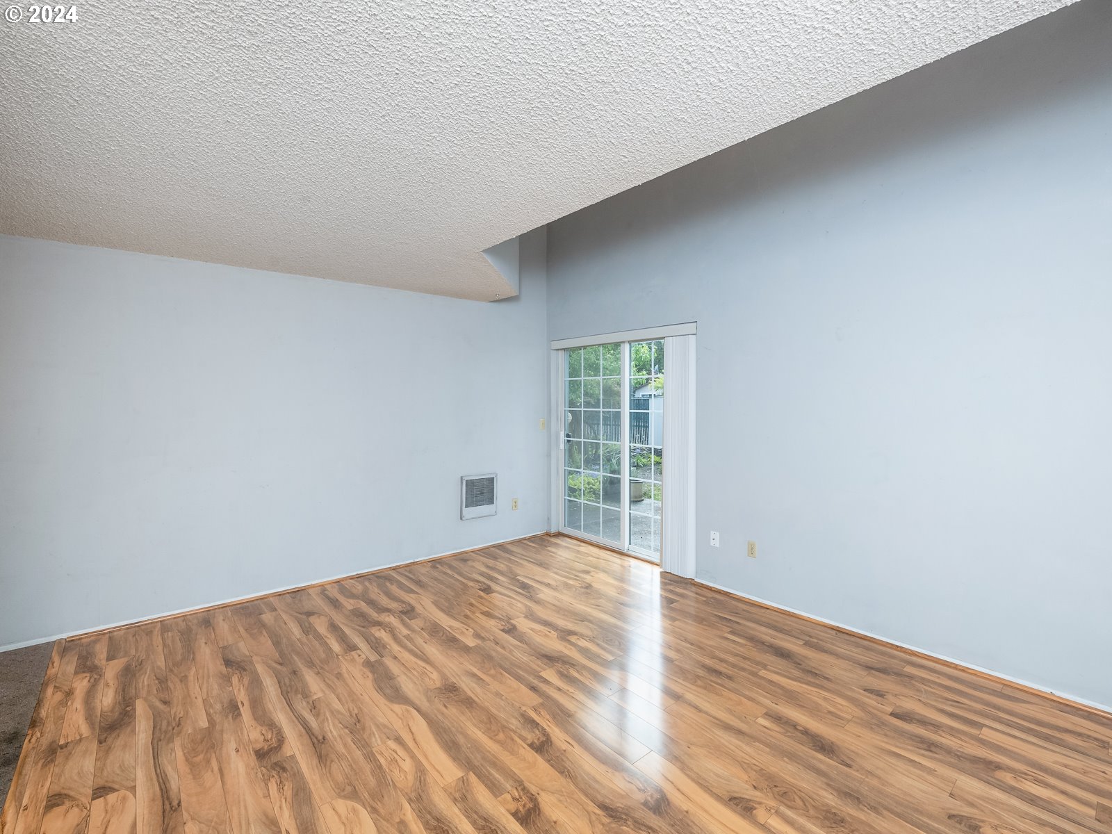 708 Southeast Rene Avenue Gresham, OR 97080 - Photo 16 of 36 Living Room