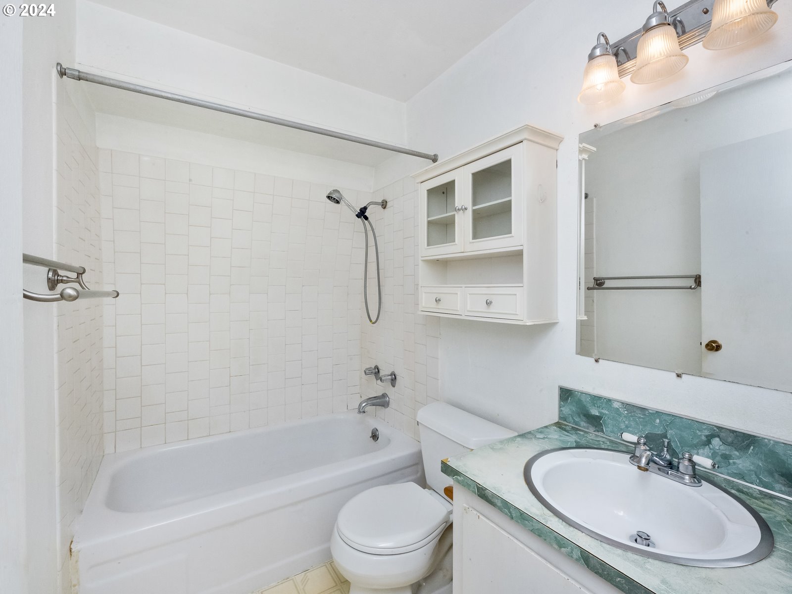 708 Southeast Rene Avenue Gresham, OR 97080 - Photo 20 of 36 Bathroom
