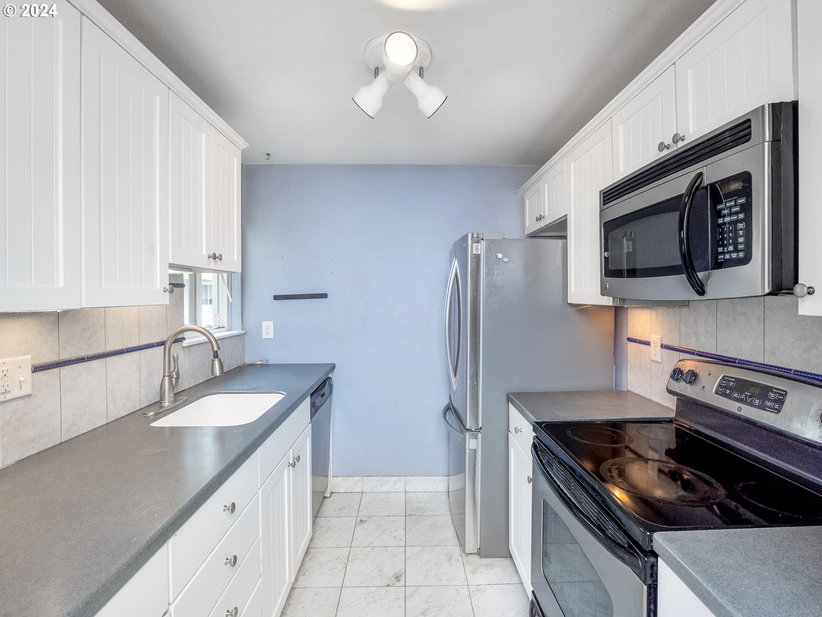 708 Southeast Rene Avenue Gresham, OR 97080 - Photo 7 of 36 Kitchen