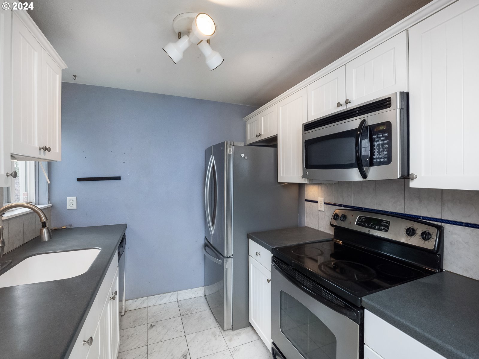 708 Southeast Rene Avenue Gresham, OR 97080 - Photo 9 of 36 Kitchen