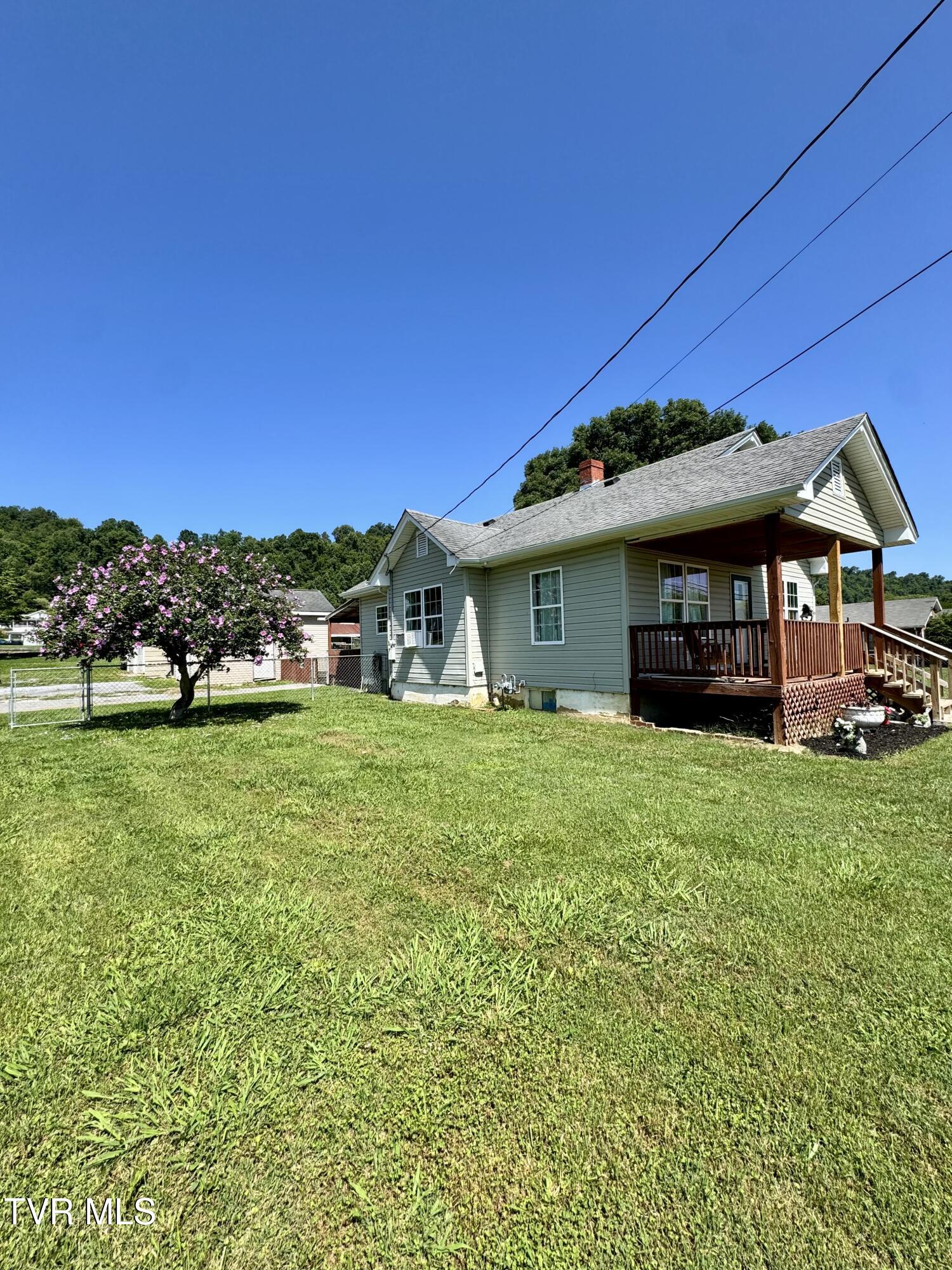 2204 State Line Road Elizabethton, TN 37643 - Photo 4 of 42 Left side view