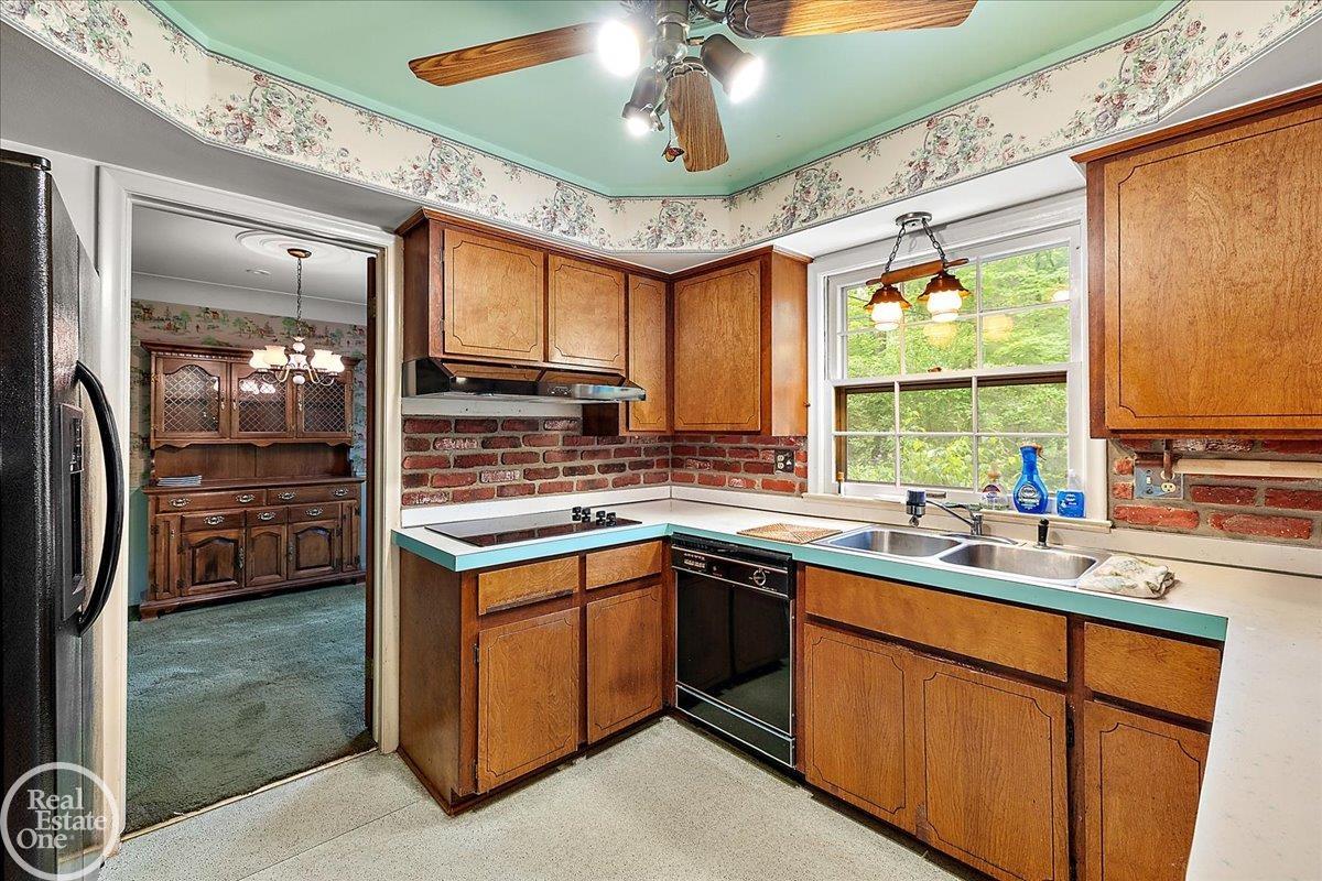 252 Wimberly Drive Rochester, MI 48306 - Photo 13 of 61 50177490-eb566f3b-b592-4284-98d5-5637c10349be.JPG